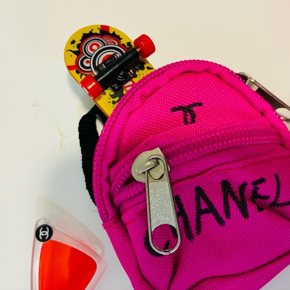 Labubu 17cm doll outfit with backpack glasses and skateboard - Picture 3 of 4